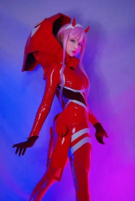 Perlengkapan lengkap cosplay Zero Two oleh Hidori Rose