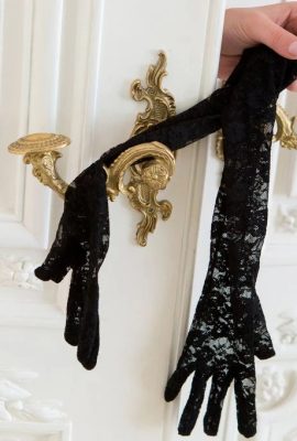 Gadis mengenakan sarung tangan renda hitam dan melakukannya di sebelah pintu!Malena (124 Foto)