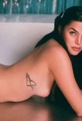 Megan Bintang Playboy Berkilau dan Bersinar