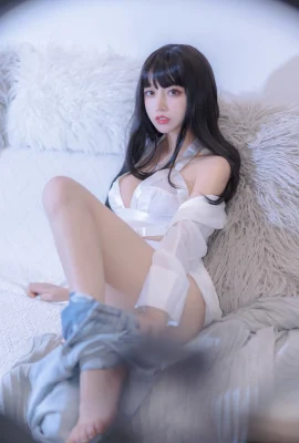 Kedaluwarsa Mi Nian Nian Meow “White Sexy Dress 3” berpose menggoda di sofa (75 Foto)