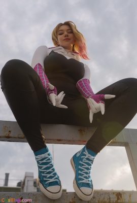 Alina Becker sebagai Spider-Gwen