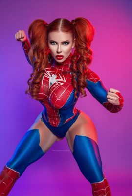 Amanda Nicole sebagai Spider-Woman