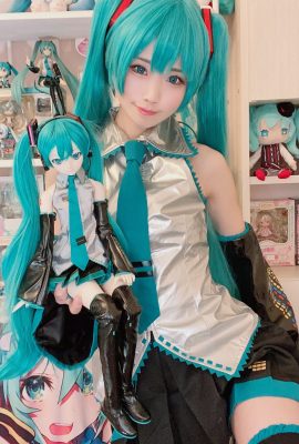 (Kururu Kurasaka) Foto selfie cosplay Hatsune Miku