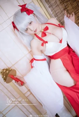 Gambar Cosplay Kostum Miko Payudara Besar Seksi “Azur Lane”[CN: Ah Ban sangat bahagia hari ini](8 foto)