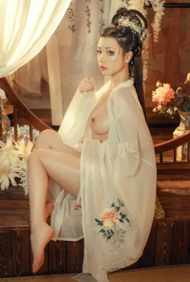 白虎美人自摸小穴~場面溫馨感人! (13 Photos)