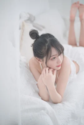 Zhou Ji adalah kelinci lucu – piyama putih (20 foto)
