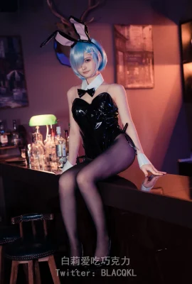 Bai Li suka makan coklat gadis Rem Bunny