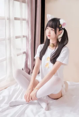Kelinci cosplay bermain pacar kucing