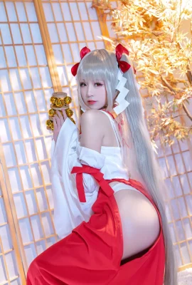 Cosplay miko miko-chan yang mengagumkan