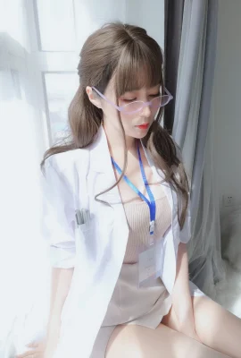 Silver 81 “Doctor Girl with Glasses” Harmless memperlihatkan celana dalamnya dan menjadi bersemangat (73 Foto)