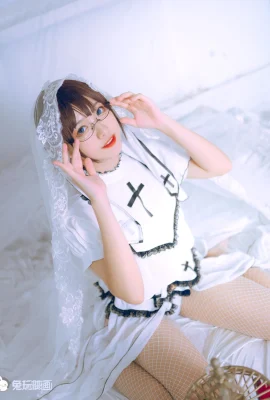 Kelinci cosplay bermain film biarawati putih