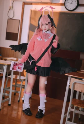 Si cantik cosplay Rinajiao pergi ke kamar pribadi bertema JK Jiang Xiaochun untuk melepas seragamnya dan memperlihatkan celana dalam tiga titik berwarna merah muda untuk memamerkan sosok montoknya dalam foto yang menggoda 126P