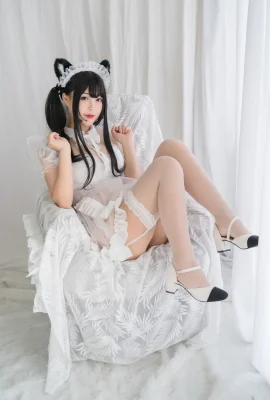 Adik perempuan Bai Ye yang lucu, kucing putih, tema pelayan transparan, rok pelayan transparan putih seksi dengan stoking putih, memperlihatkan foto godaan tubuh montok 70P
