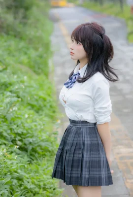 Tali ikat putih seksi dan celana pendek denim bertema penculikan Nyako yang cantik di internet memperlihatkan stoking putih yang memamerkan sosok montoknya dalam foto yang menggoda 159P