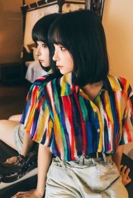 Blogger animasi Momo menatap mereka dengan kemeja bermotif bunga seksi dan celana pendek denim, memperlihatkan pakaian dalam berenda hitam, memamerkan sosok anggunnya dalam foto yang menggoda 57P