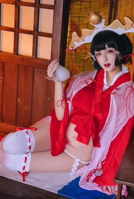 Cosplay Beauty Hina Kaguya Witch Tema Pakaian Merah Seksi Mengungkapkan Pakaian Dalam Putih Dengan Stoking Putih Menampilkan Foto Godaan Tubuh Sempurna 100p