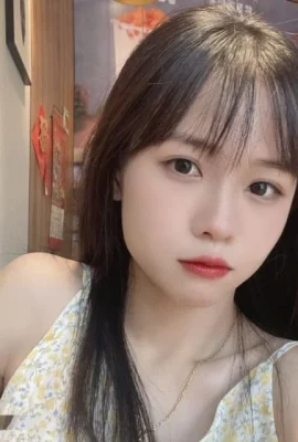 Foto keren dari seorang gadis cantik dengan gadis telanjang dan terbuka! (14 foto)