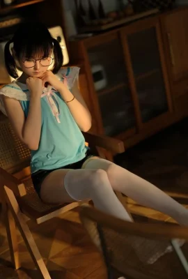 Anime Blogger Young Shui Lingyi Tema Pacar Elektronik Anda Top Seksi dengan celana pendek denim yang menunjukkan stoking putih menunjukkan foto godaan tubuh kecil 35p