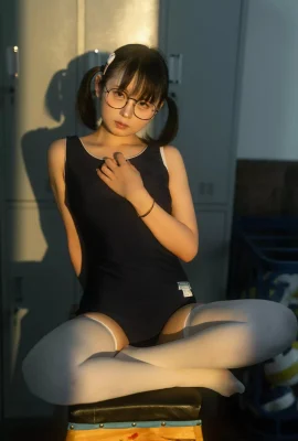 Anime Blogger Young shui lingyi makan siang makan siang ruang ganti tema private seksi air mati air dengan stoking putih memamerkan pantatnya dan kaki yang indah menggoda foto 75p