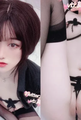 Gadis cantik legal “godaan sutra hitam” untuk melihat apa itu tubuh merah muda muda (11 foto)
