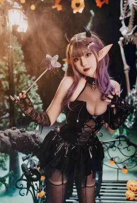 Kecantikan online natsuko xia xiazi halloween tema penyihir kecil elf seksi mengenakan pakaian kulit hitam dengan stoking sutra hitam untuk memamerkan godaan kakinya yang indah …