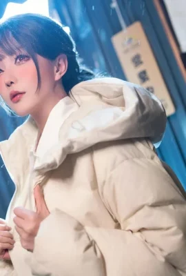 Miss Coser: Pendatang baru yang sudah terlambat untuk minum, adalah pakaian dalam seksi seksi dengan stoking hitam untuk memamerkan sosok dan godaannya yang sempurna …